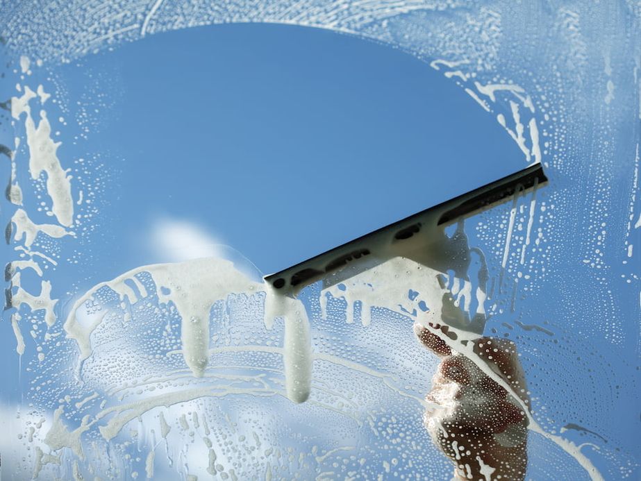 Fensterreinigung mit Schaum und Abzieher